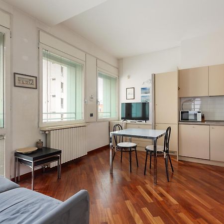 Bright & Comfy Apartment With Parking Milán Exterior foto