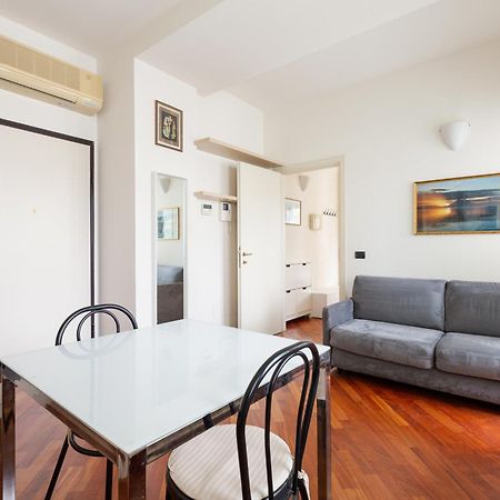 Bright & Comfy Apartment With Parking Milán Exterior foto