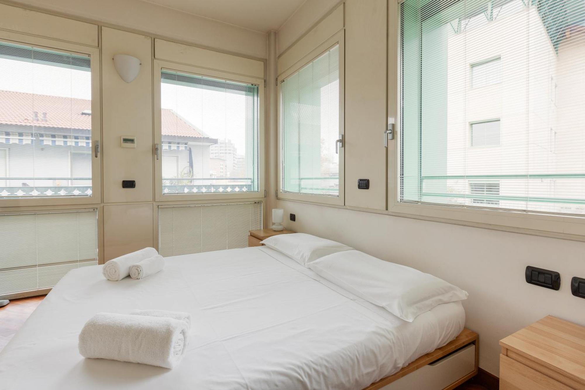 Bright & Comfy Apartment With Parking Milán Exterior foto