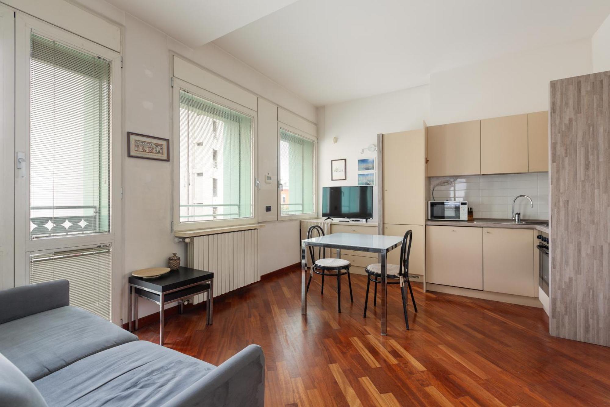 Bright & Comfy Apartment With Parking Milán Exterior foto