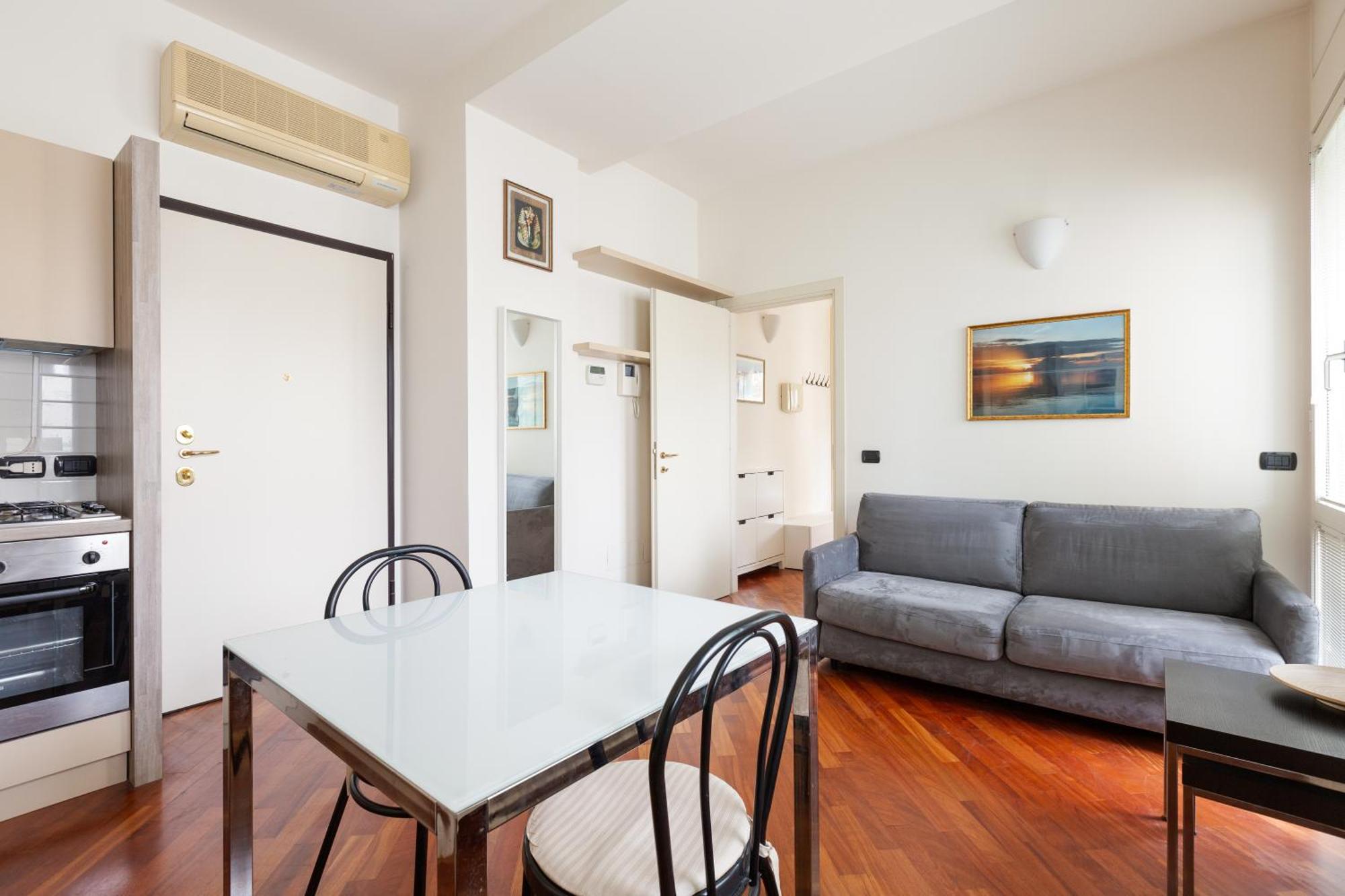 Bright & Comfy Apartment With Parking Milán Exterior foto